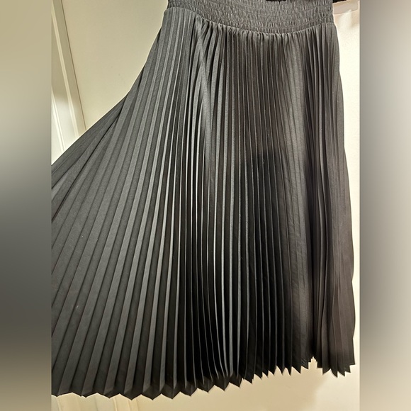 Express Black Midi Pleated Dress - Picture 4 of 6